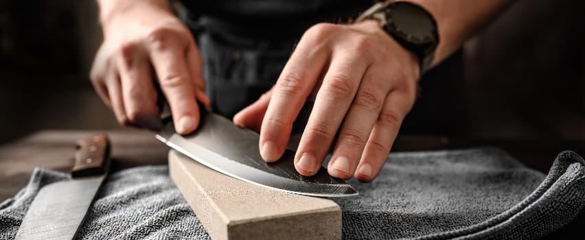 Pro knife sharpeners vs butcher’s steels: which is better for your knives?